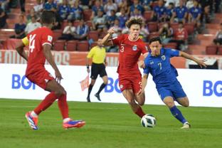 乔治娜动态：和孩子们一起观战C罗比赛，练习射门但击中横梁⚽